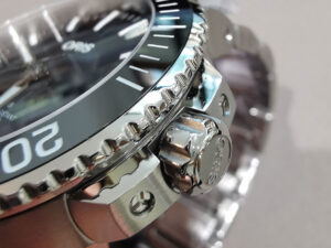 Oris Aquis Date Skruvkrona