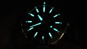 Oris Aquis Date Lume Shot